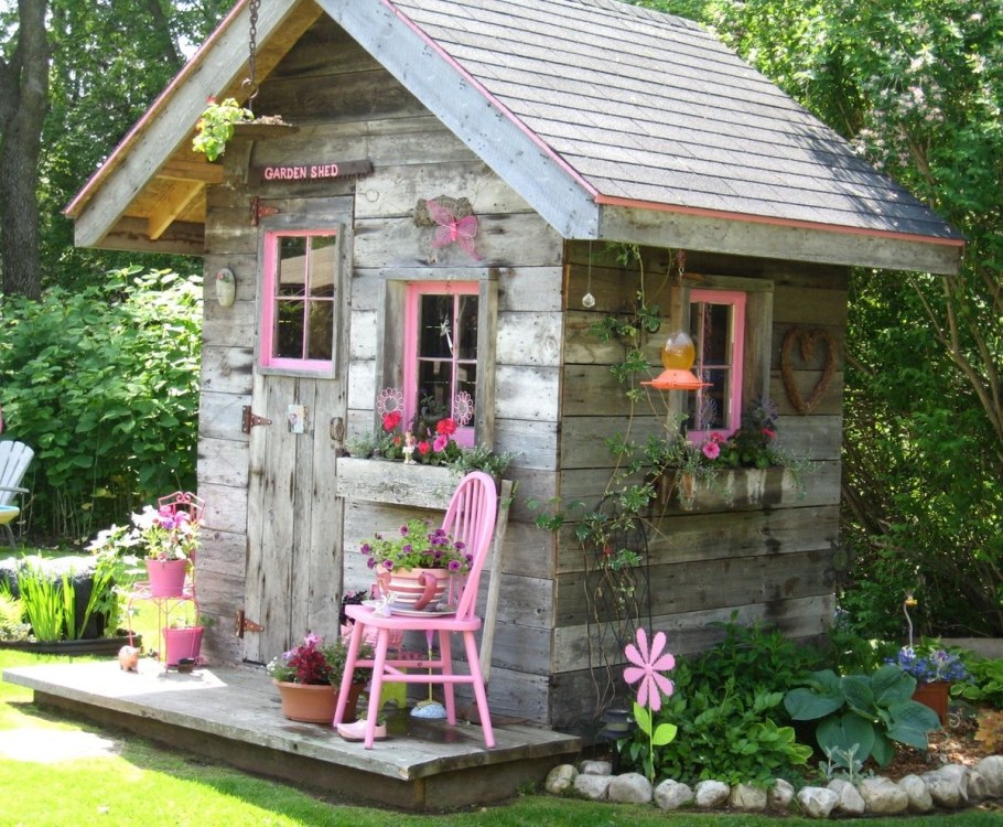 Украшение детского домика на даче