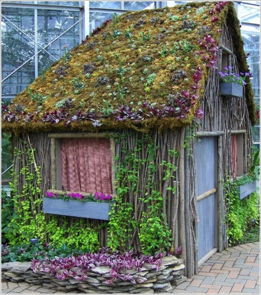 Украшение дачного участка домиками