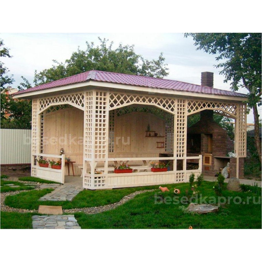 Деревянная беседка с мангалом