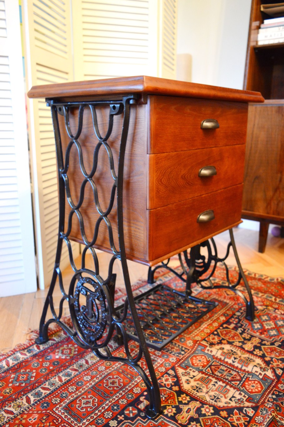 Переделки из станины швейной машинки Зингер