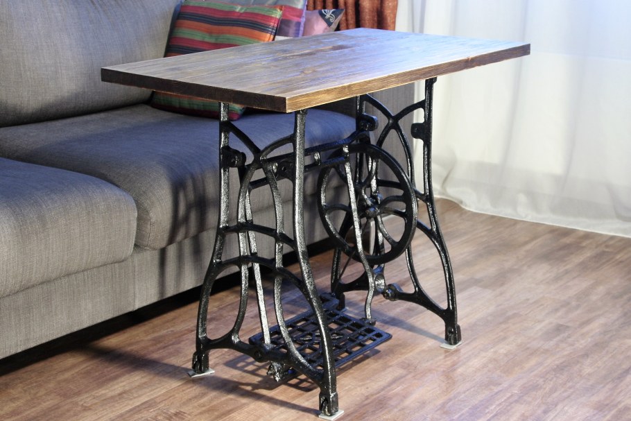 Столик из станины от швейной машинки Зингер в интерьере