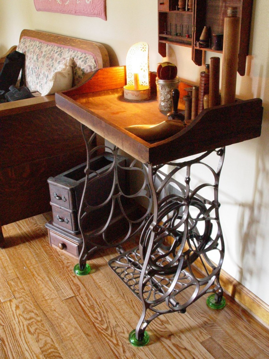 Станина Зингер столик