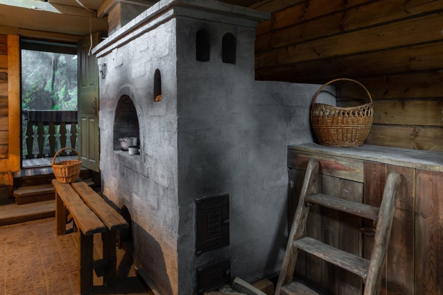 Старинная печь в доме