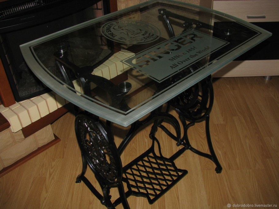 Стол из станины швейной машинки Зингер