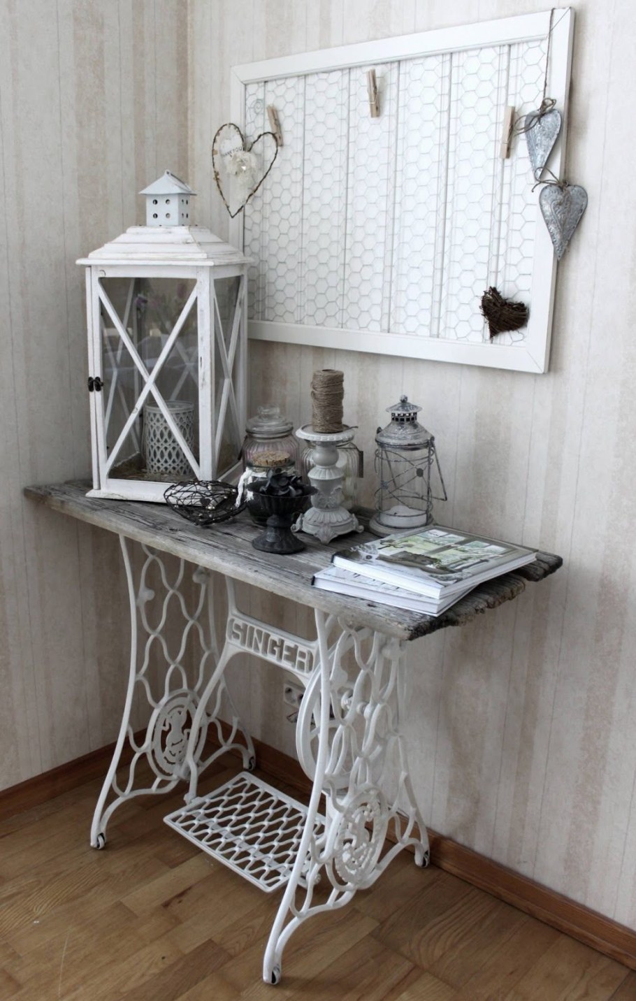 Стол из станины швейной машинки Зингер