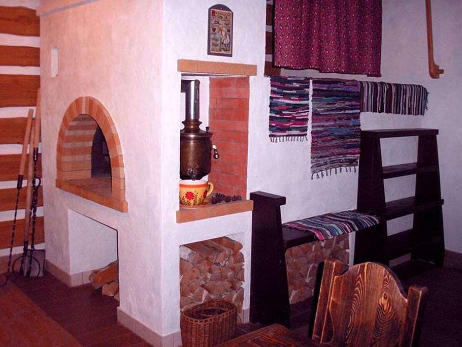 Русская изба внутри с печкой лежанкой