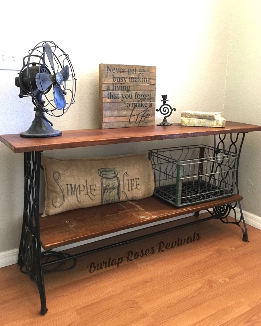 Столик из станины от швейной машинки Зингер в интерьере