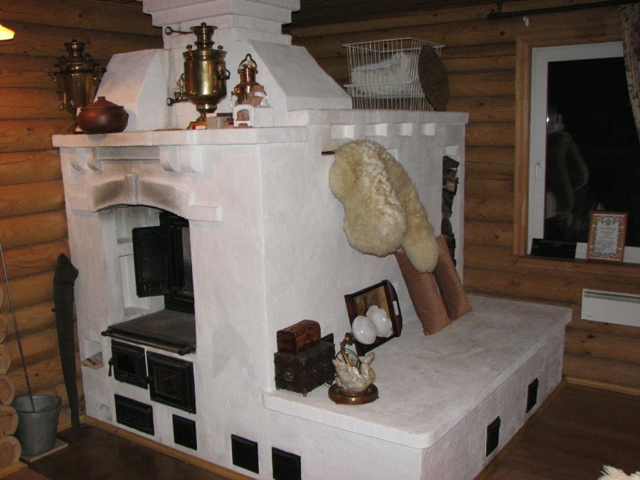 Старинная печь в доме