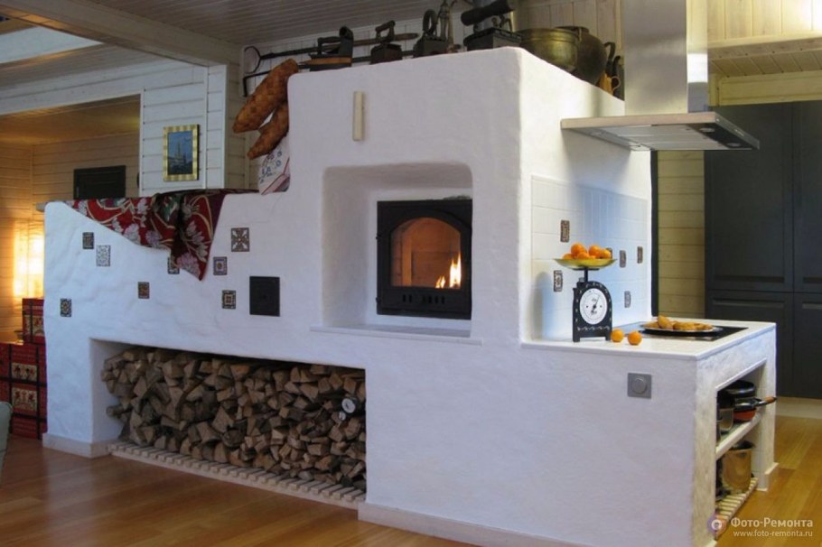 Современный камин с лежанкой