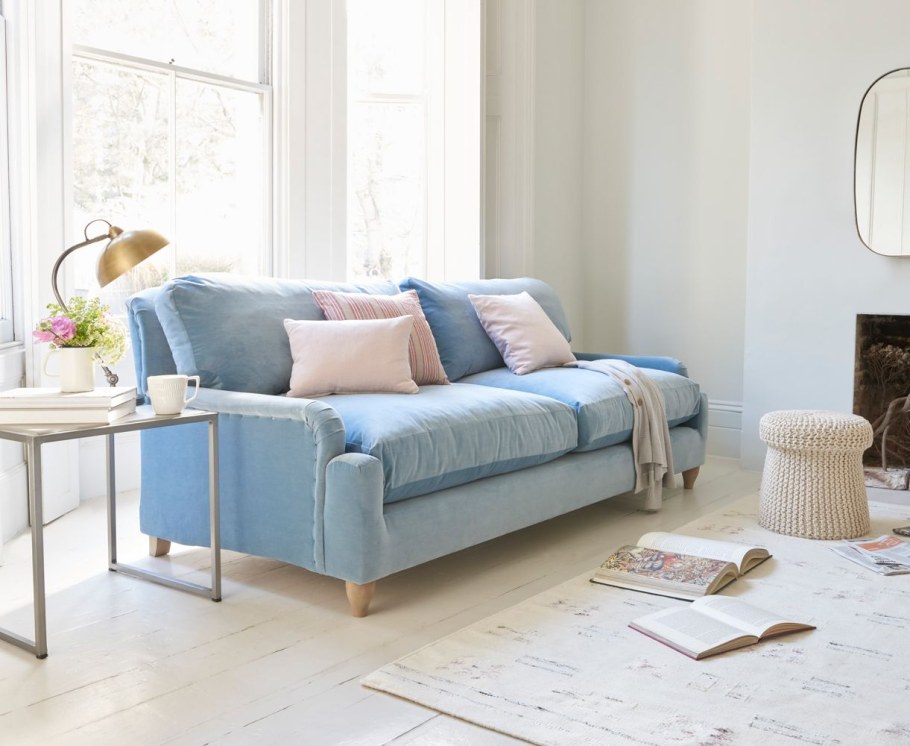 Нежно голубой диван