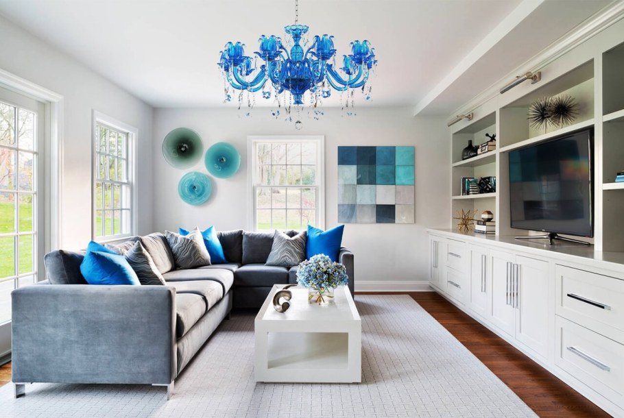 Гостиная с белой мебелью