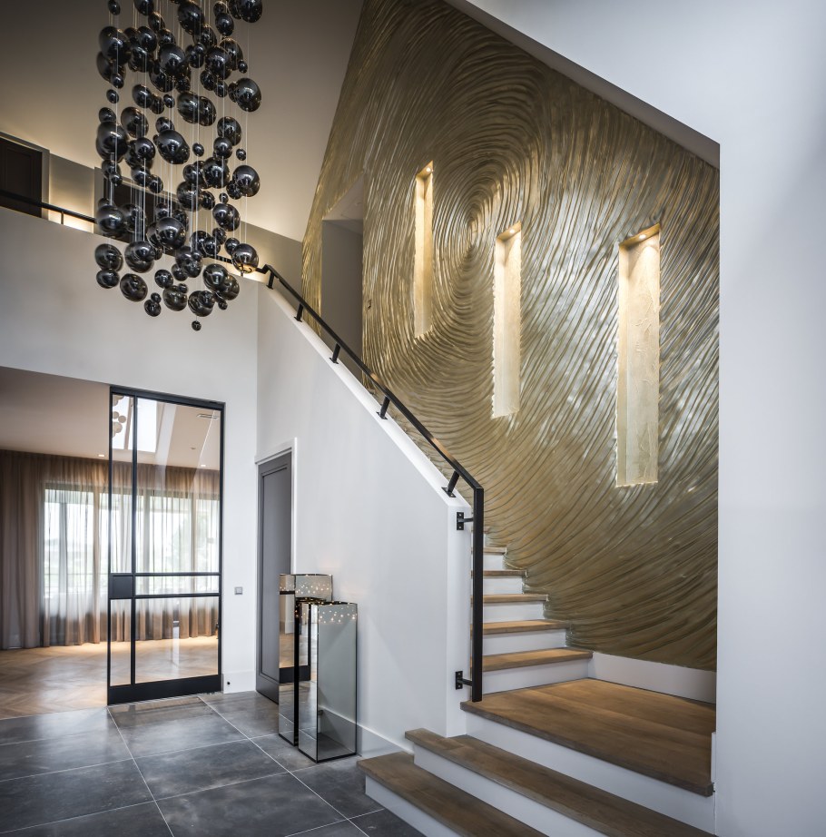 Современная лестница в доме