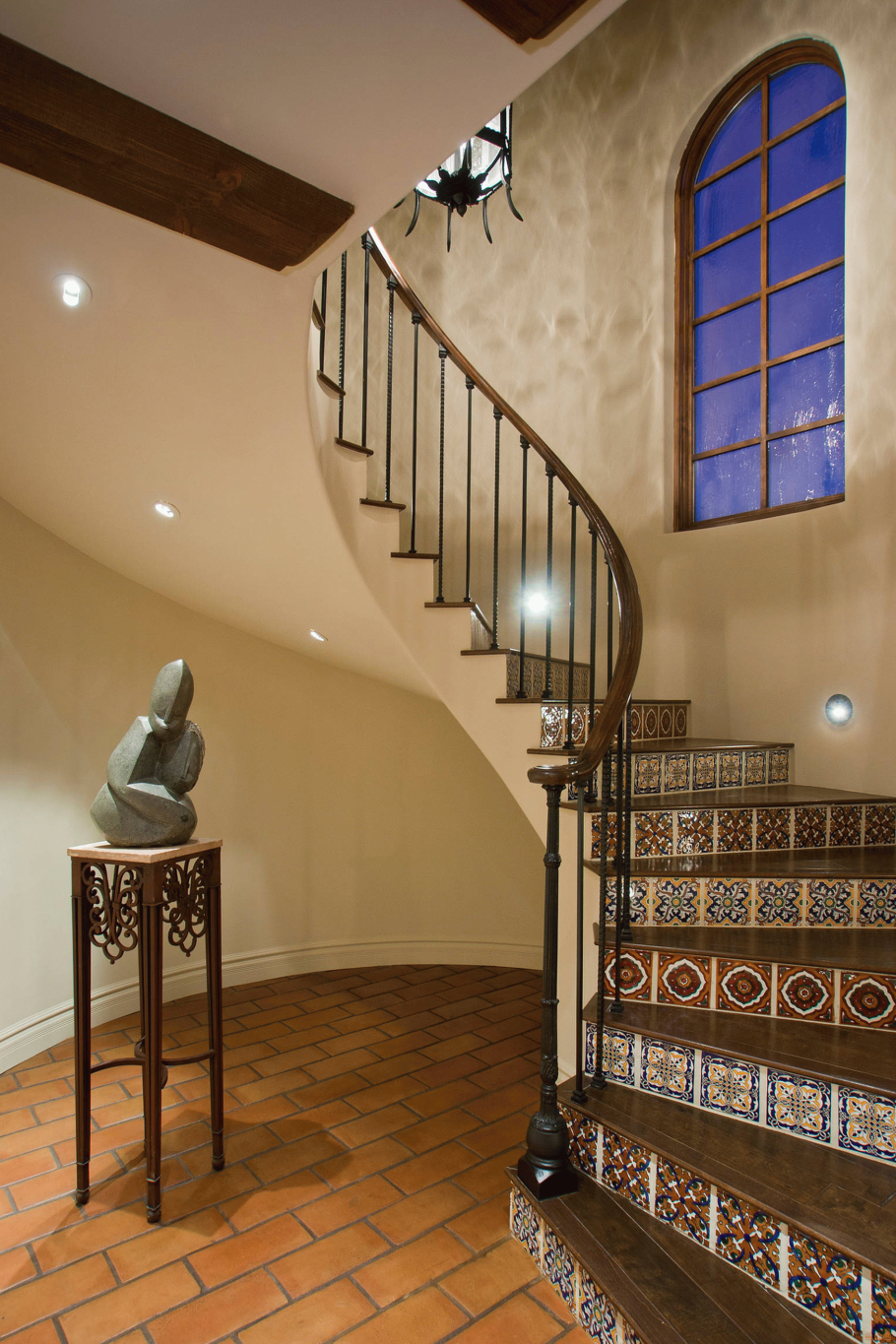 Отделка стен лестничного пролета