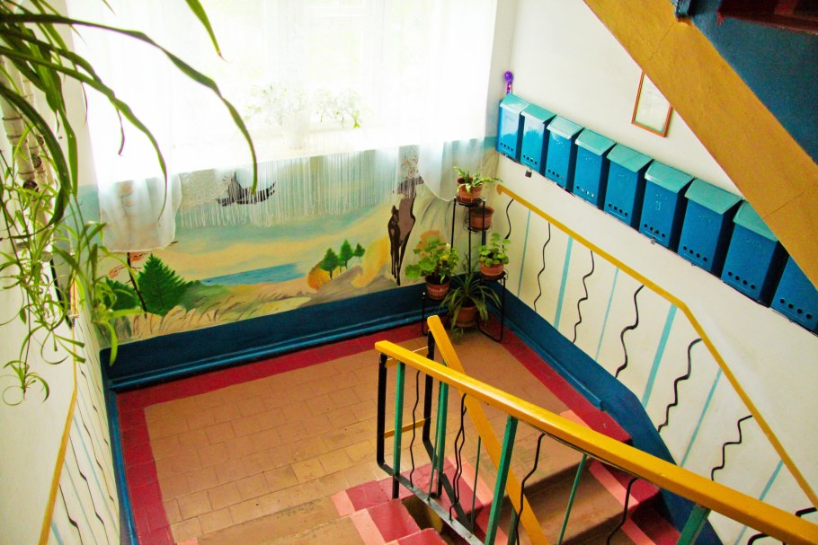 Декор лестницы в детском саду