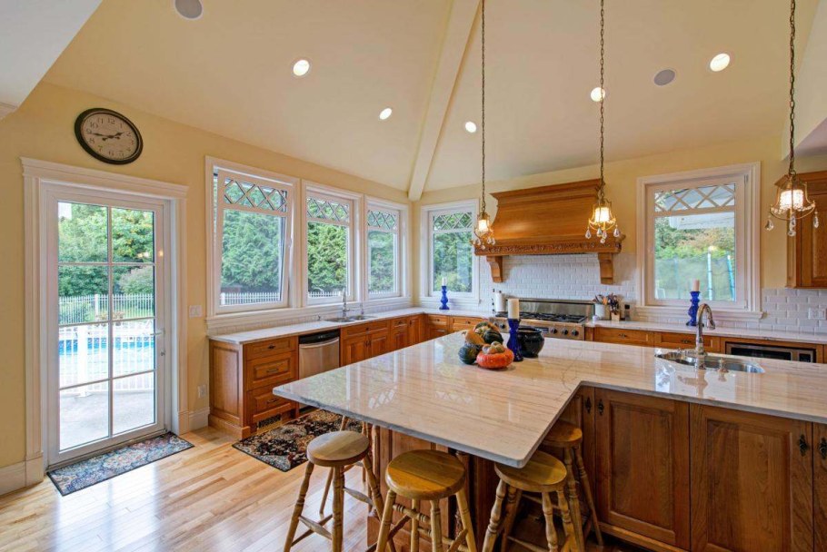 Кухня с выходом на веранду