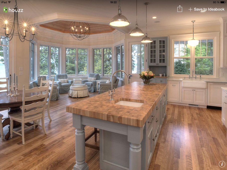 Кухня с эркером в частном доме