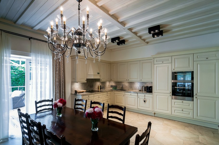 Кухня столовая с выходом на террасу