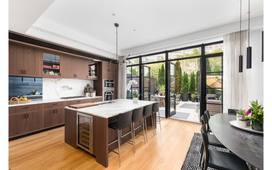 Кухня гостиная с островом