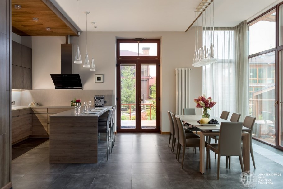 Гостиная совмещенная с кухней с выходом на террасу