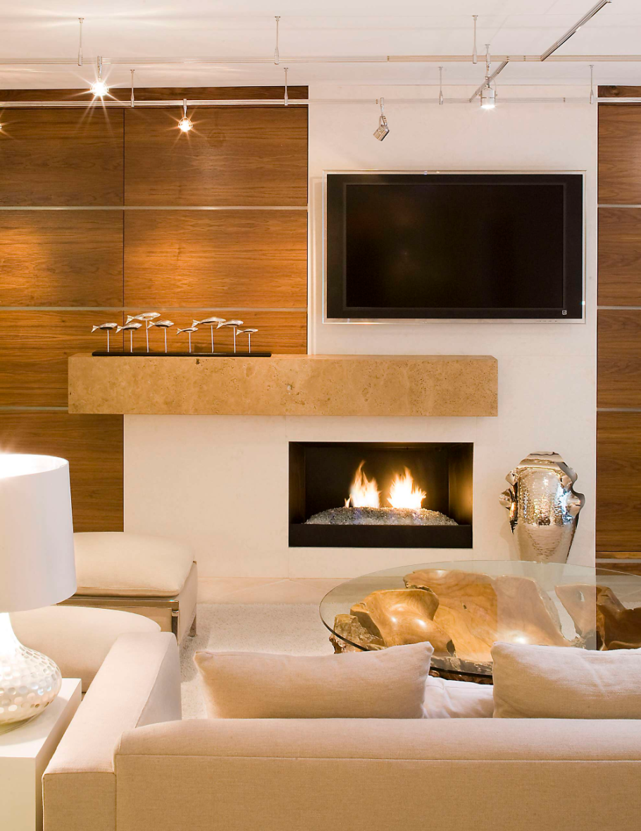 Современная гостиная с камином