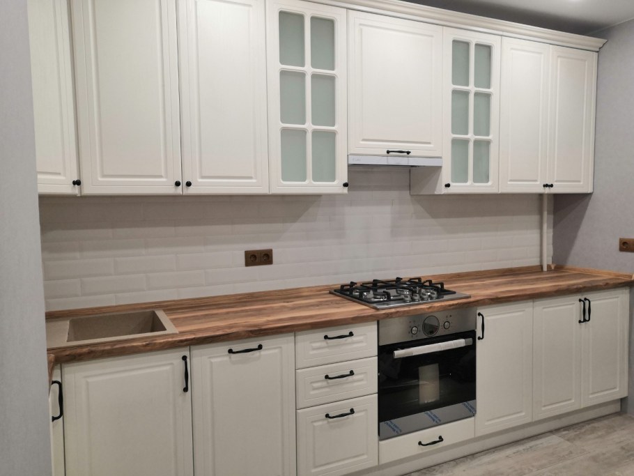 Белые фасады деревянная столешница