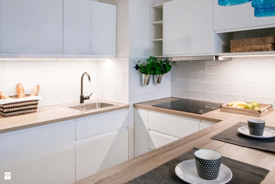 Белая кухня столешница дерево