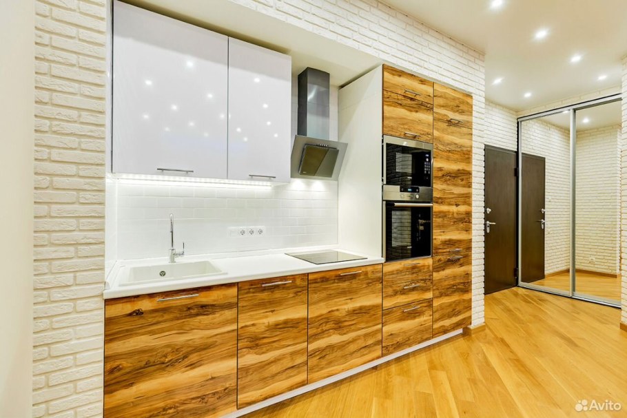 Белая глянцевая кухня с деревом