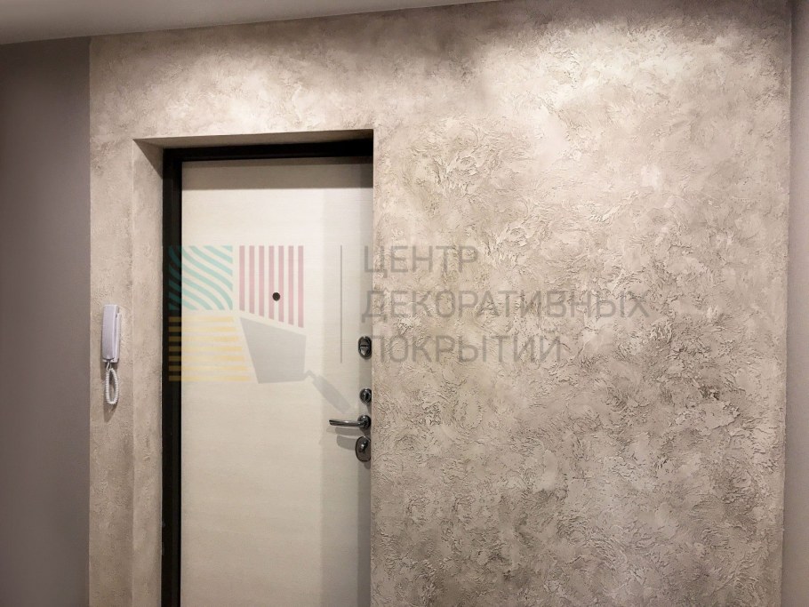 Фактурная штукатурка в прихожей