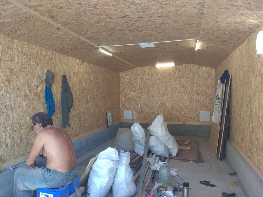 Отделка стен гаража ОСП