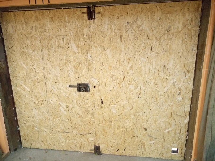 Обшивка двери гаража изнутри ОСБ