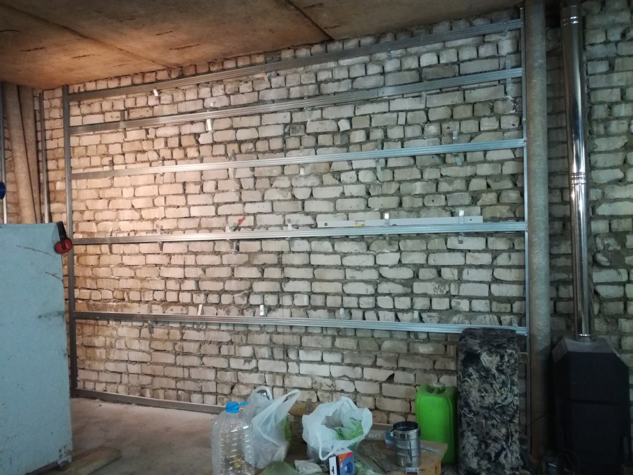 Отделка кирпичных стен в гараже