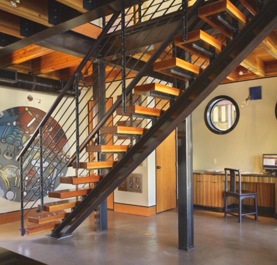 Лестницы лофт на косоурах