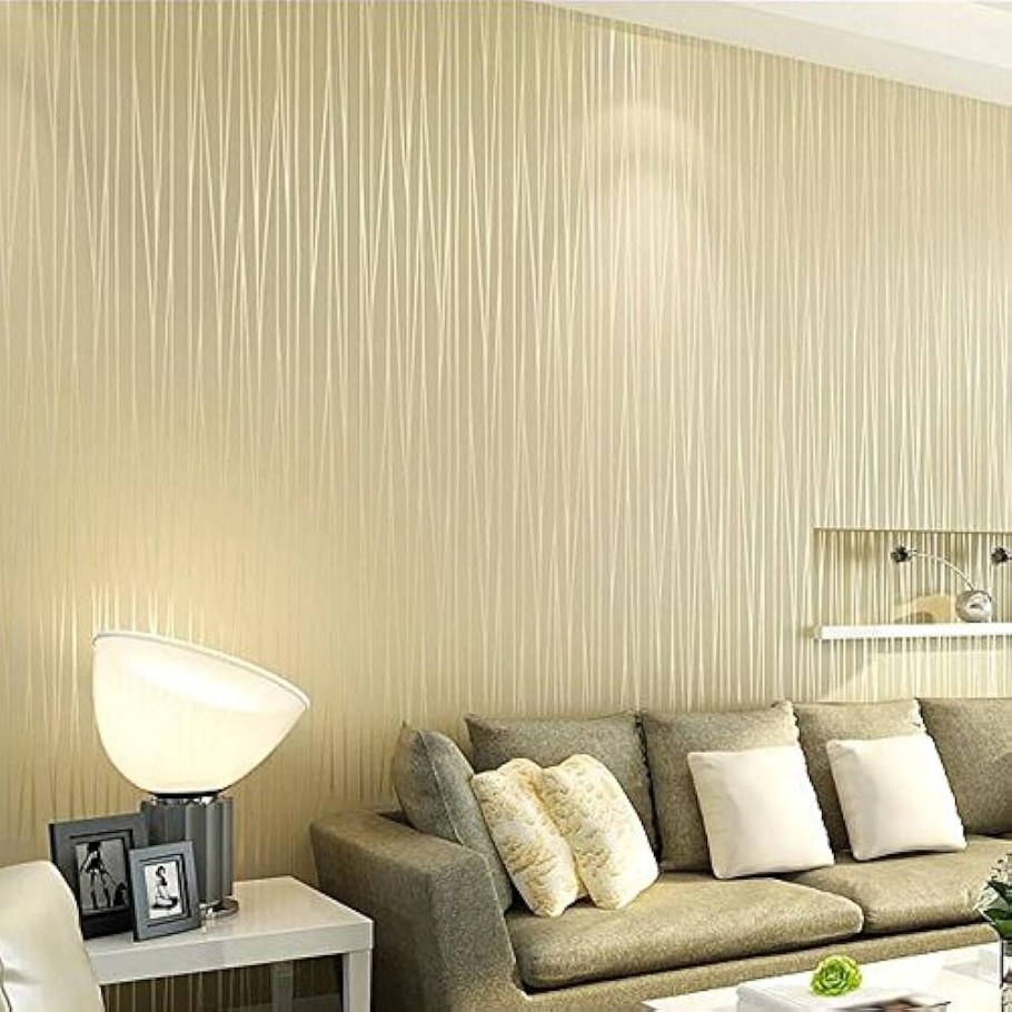 Однотонная стена в комнате