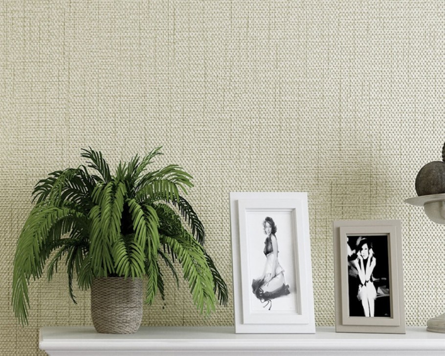 Обои под рогожку в интерьере кухни