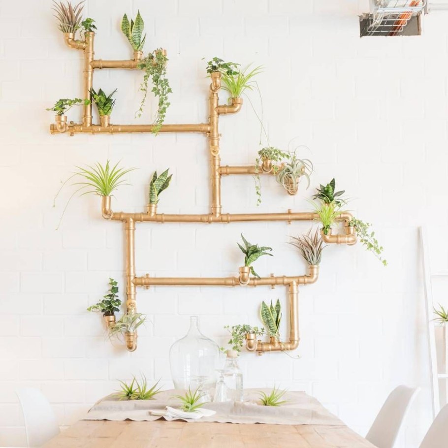 Декорирование труб отопления в комнате