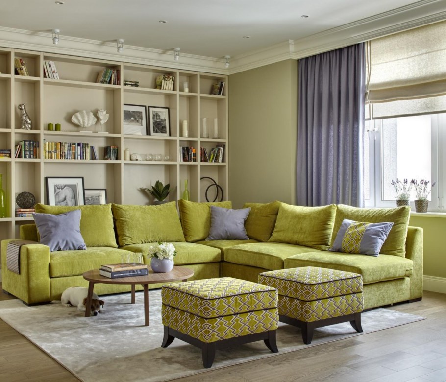 Шторы горчичного цвета в интерьере гостиной