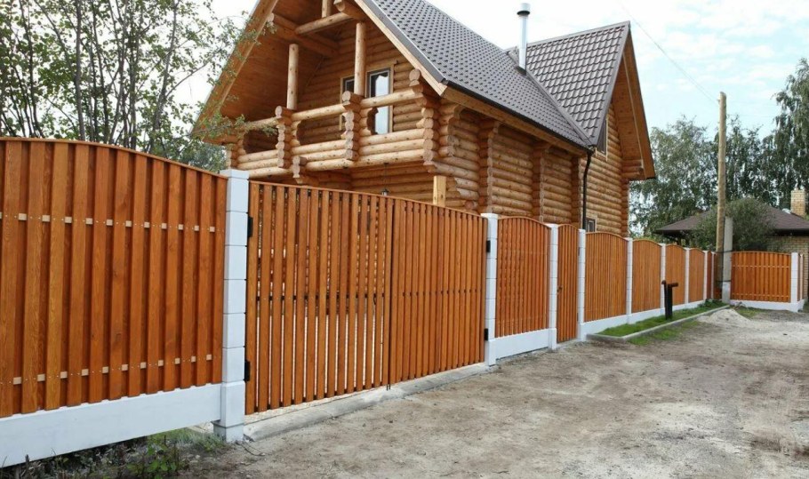 Забор из штакетника деревянного