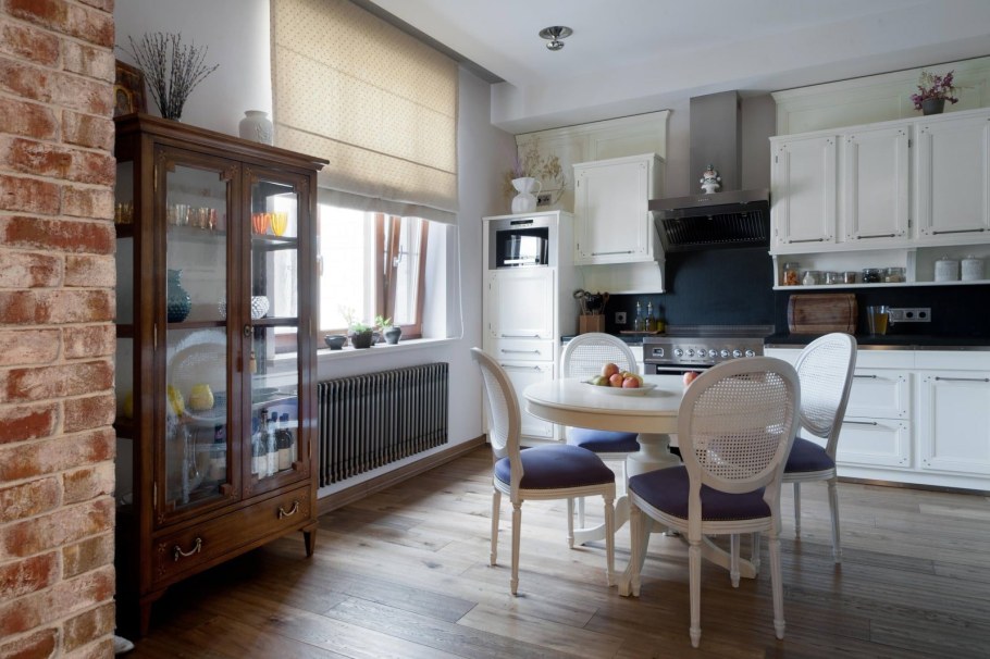 Антикварный буфет в интерьере современной кухни