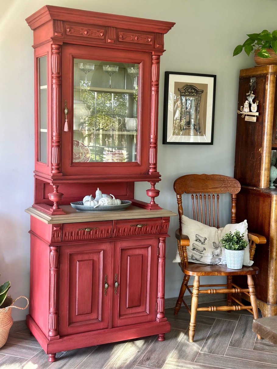 Антикварный буфет в интерьере