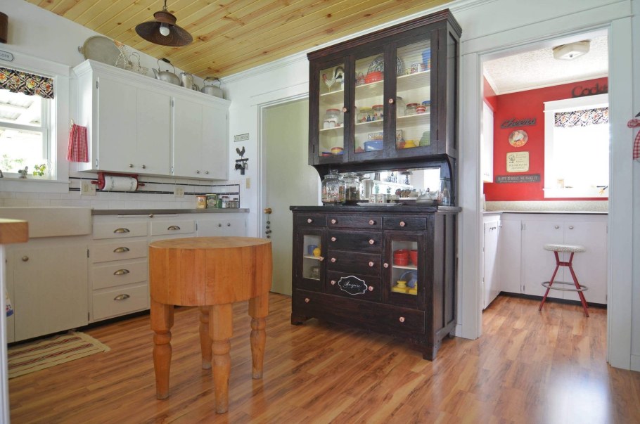 Старинный буфет на современной кухне