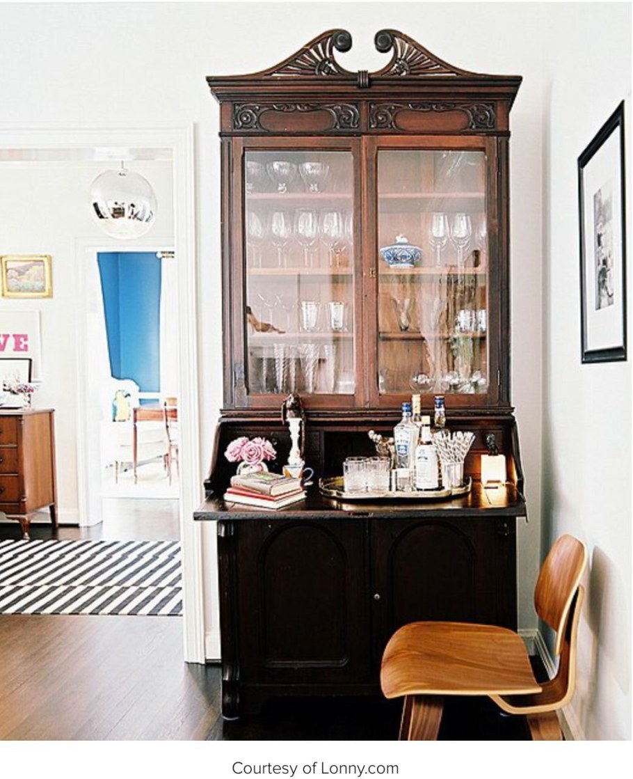 Старинный сервант в современном интерьере