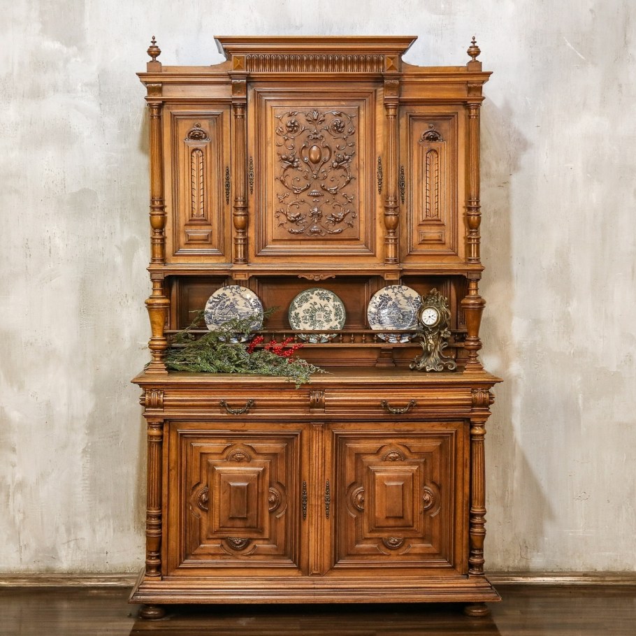 Резной буфет из дерева