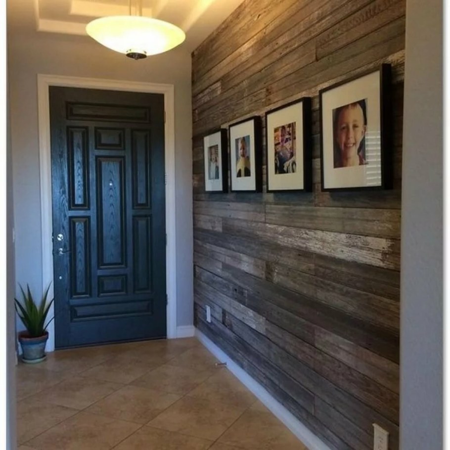 Стены в прихожей