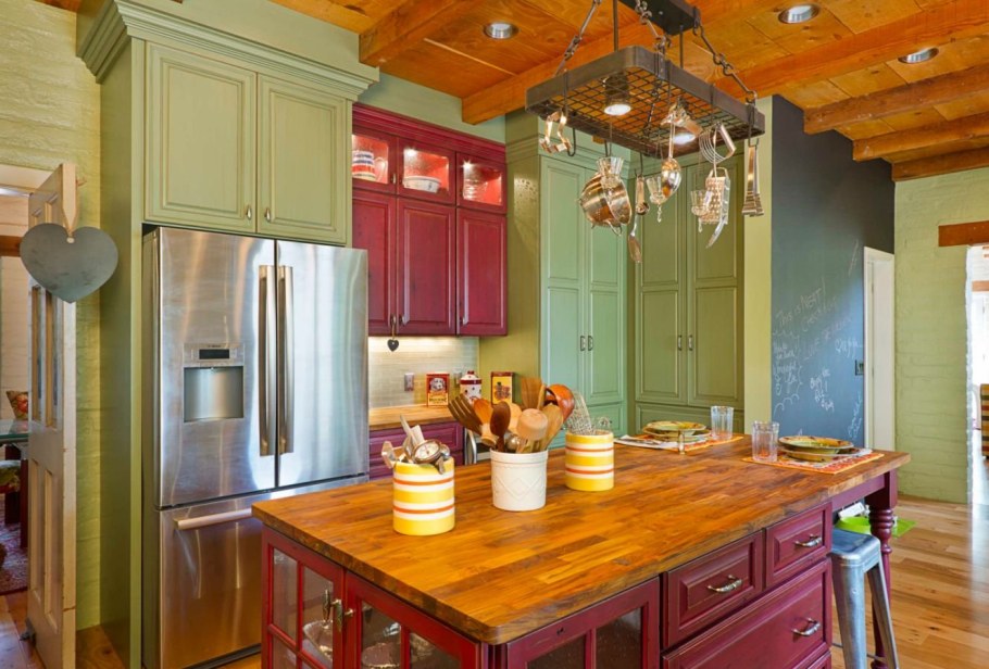 Кухня с зелеными стенами