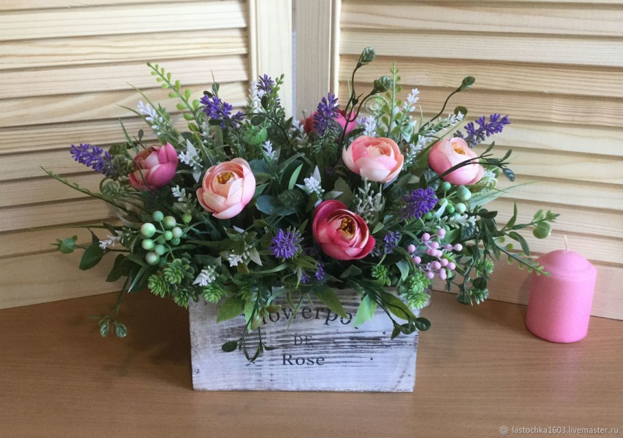 Букет из искусственных цветов в вазоне