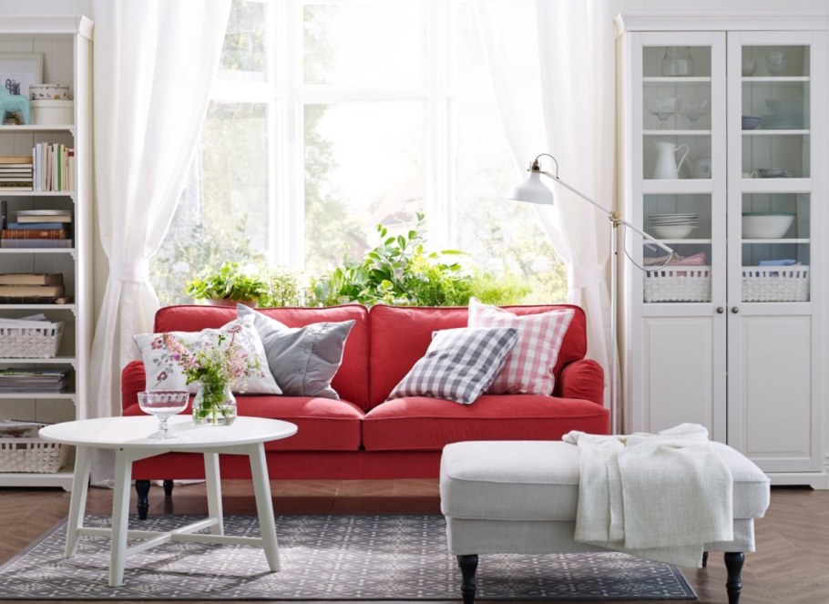 Красный диван в скандинавском стиле