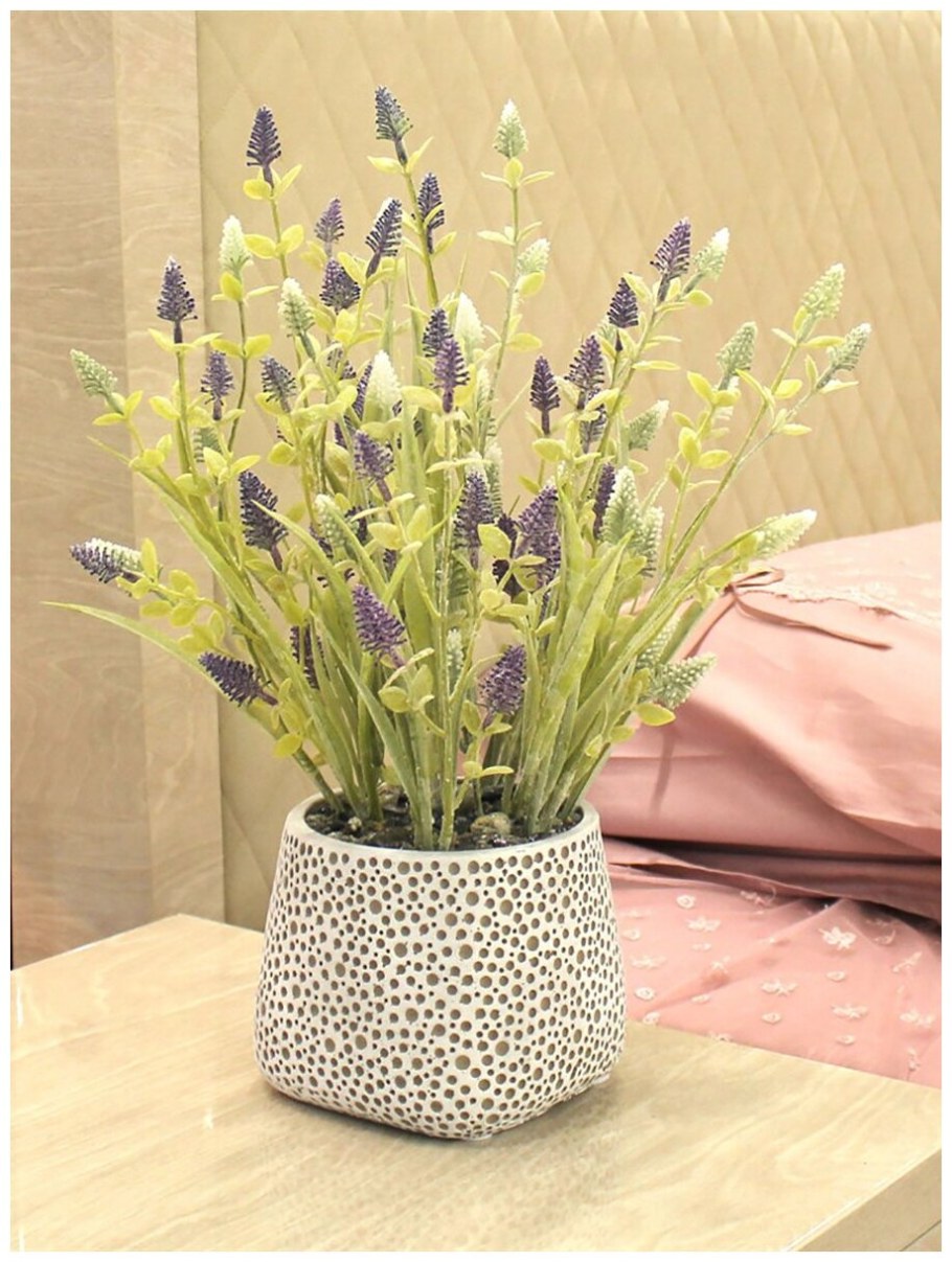 Искусственные цветы в кашпо для интерьера