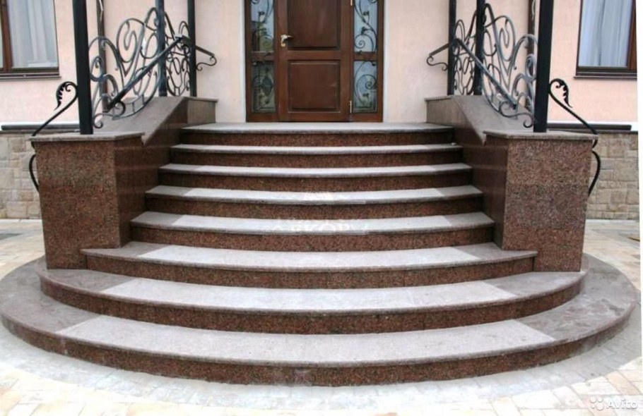 Входные ступеньки в дом