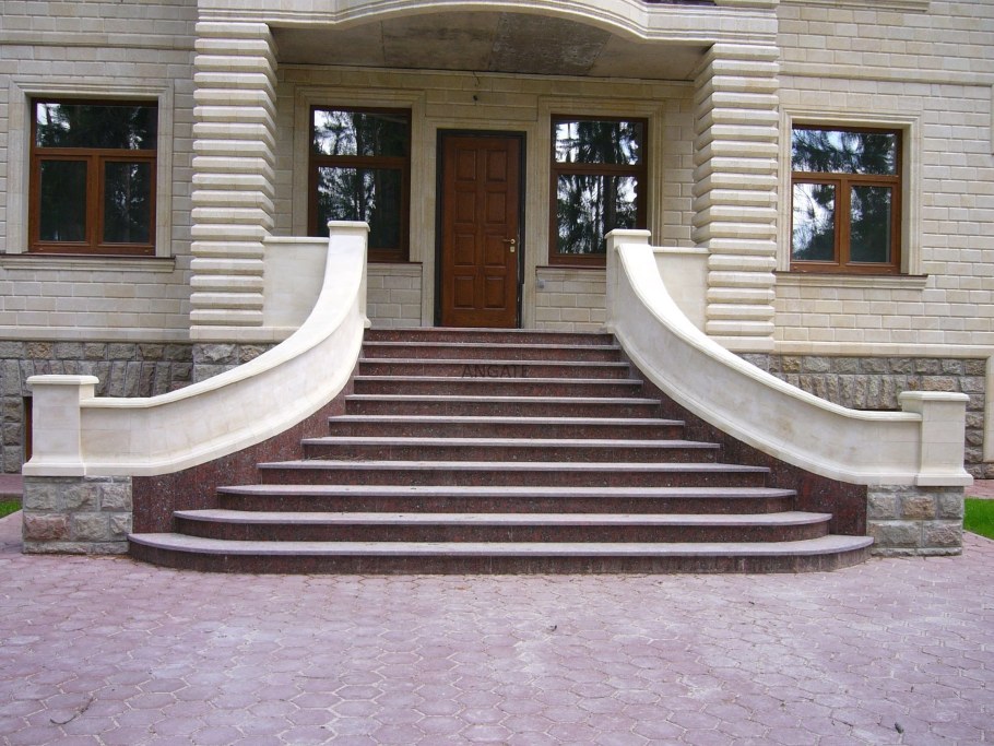 Входные ступеньки в дом