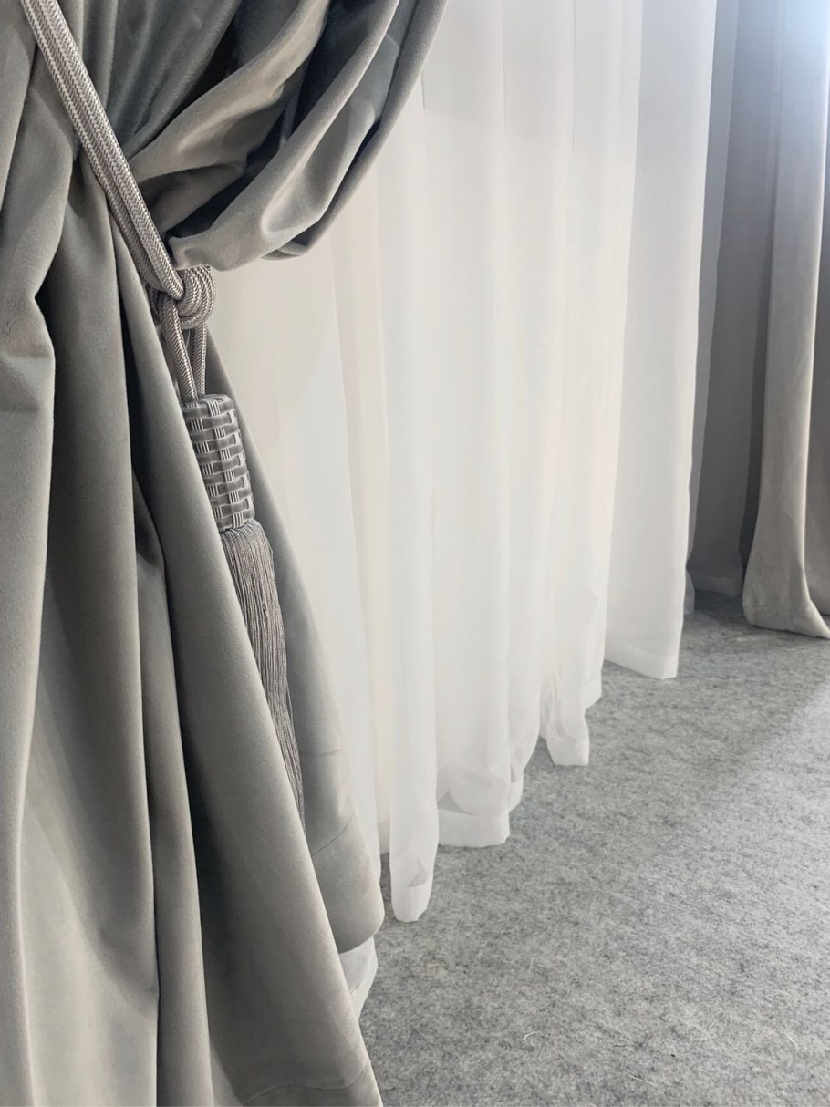 Серые бархатные шторы